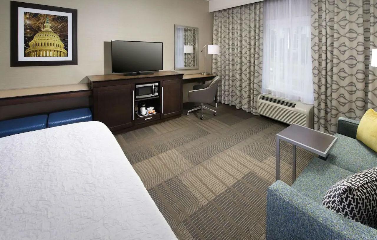 Hampton Inn & Suites Falls Church Exterior photo