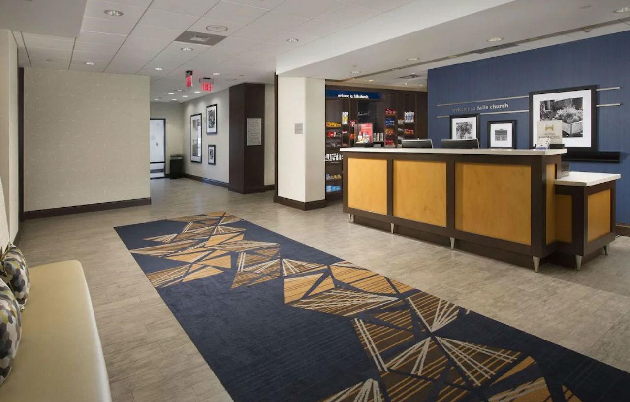 Hampton Inn & Suites Falls Church Exterior photo