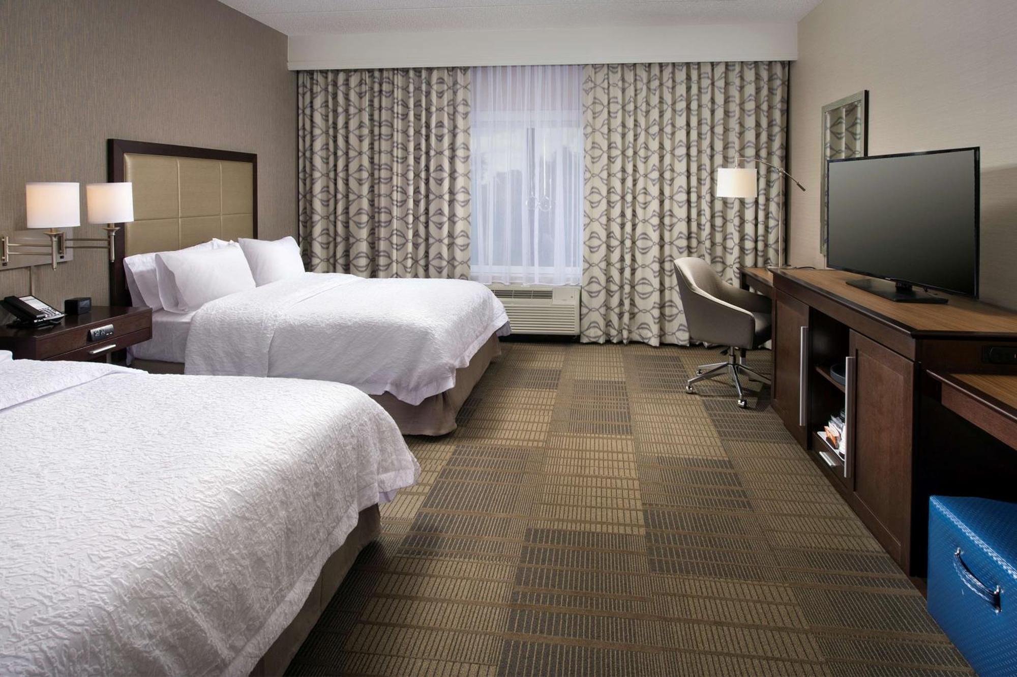 Hampton Inn & Suites Falls Church Exterior photo