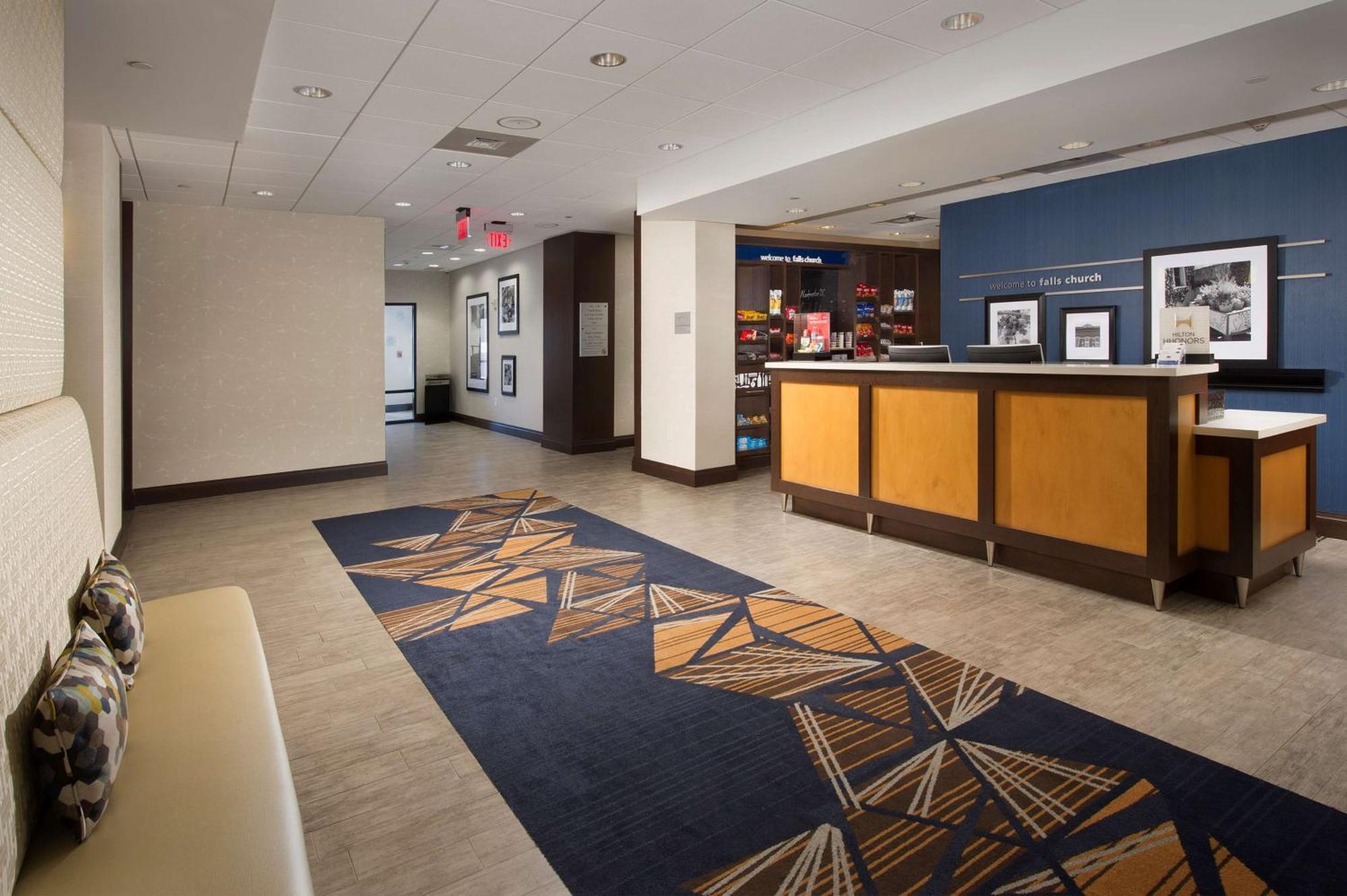 Hampton Inn & Suites Falls Church Exterior photo
