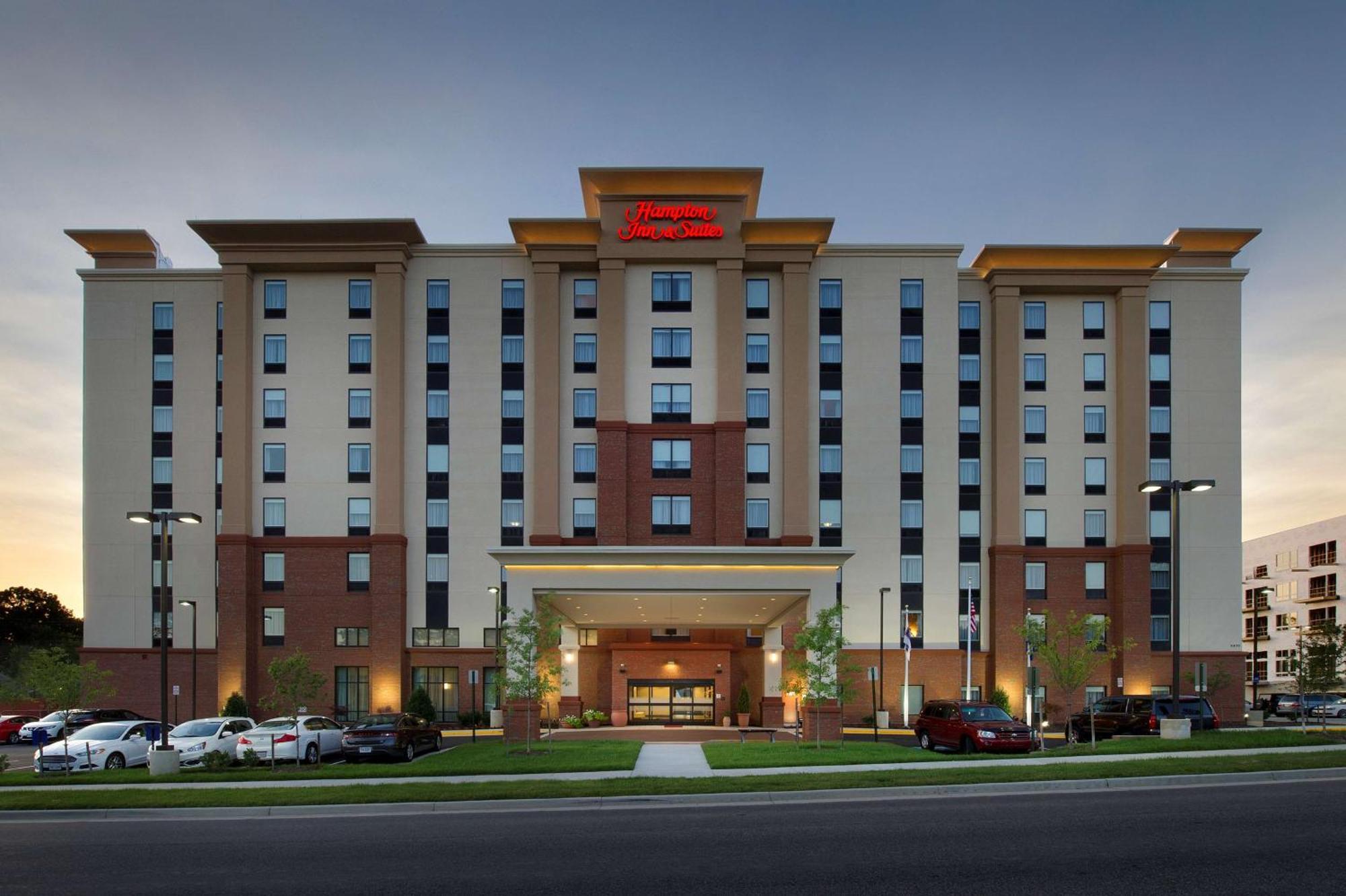 Hampton Inn & Suites Falls Church Exterior photo