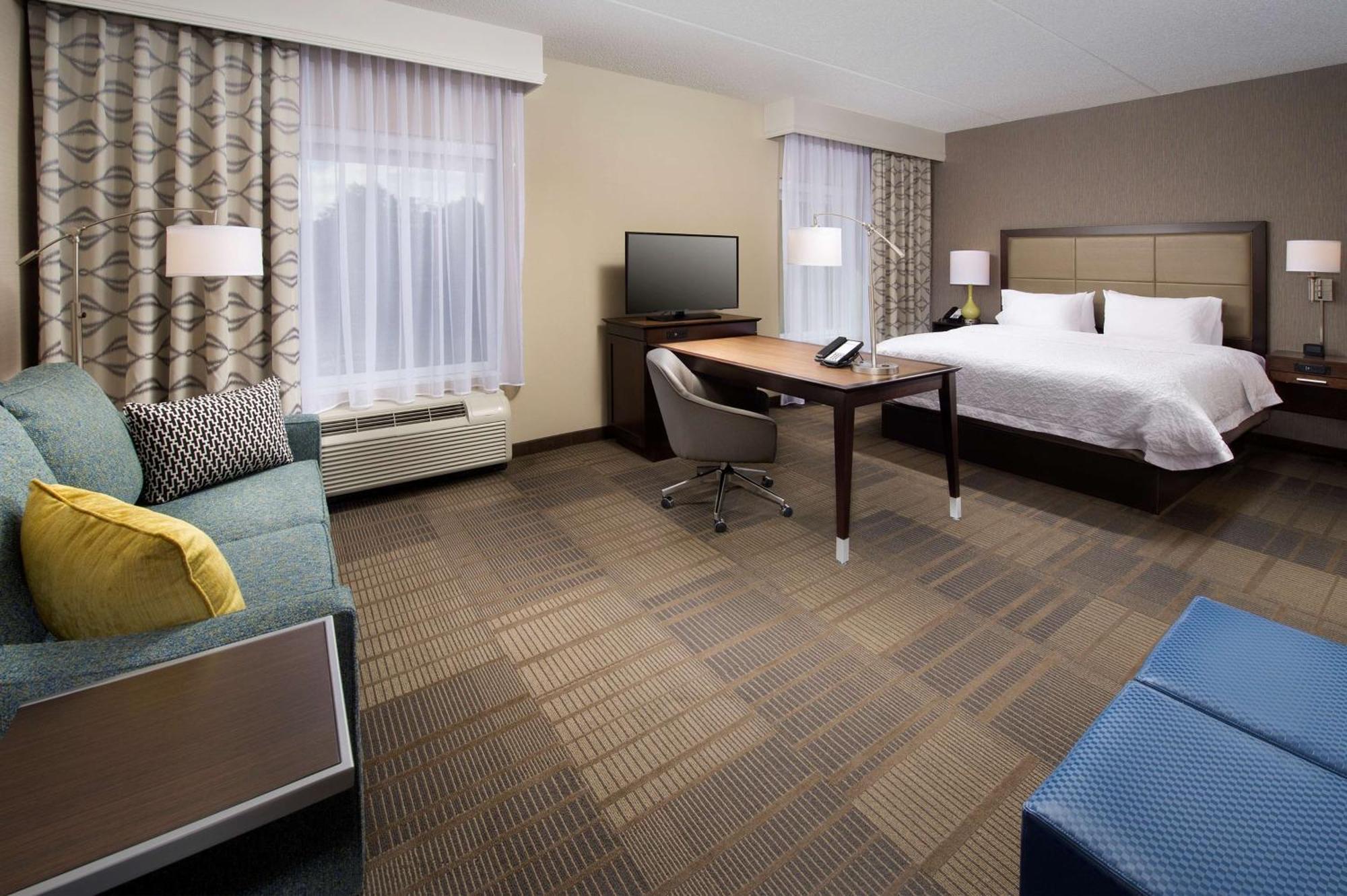 Hampton Inn & Suites Falls Church Exterior photo