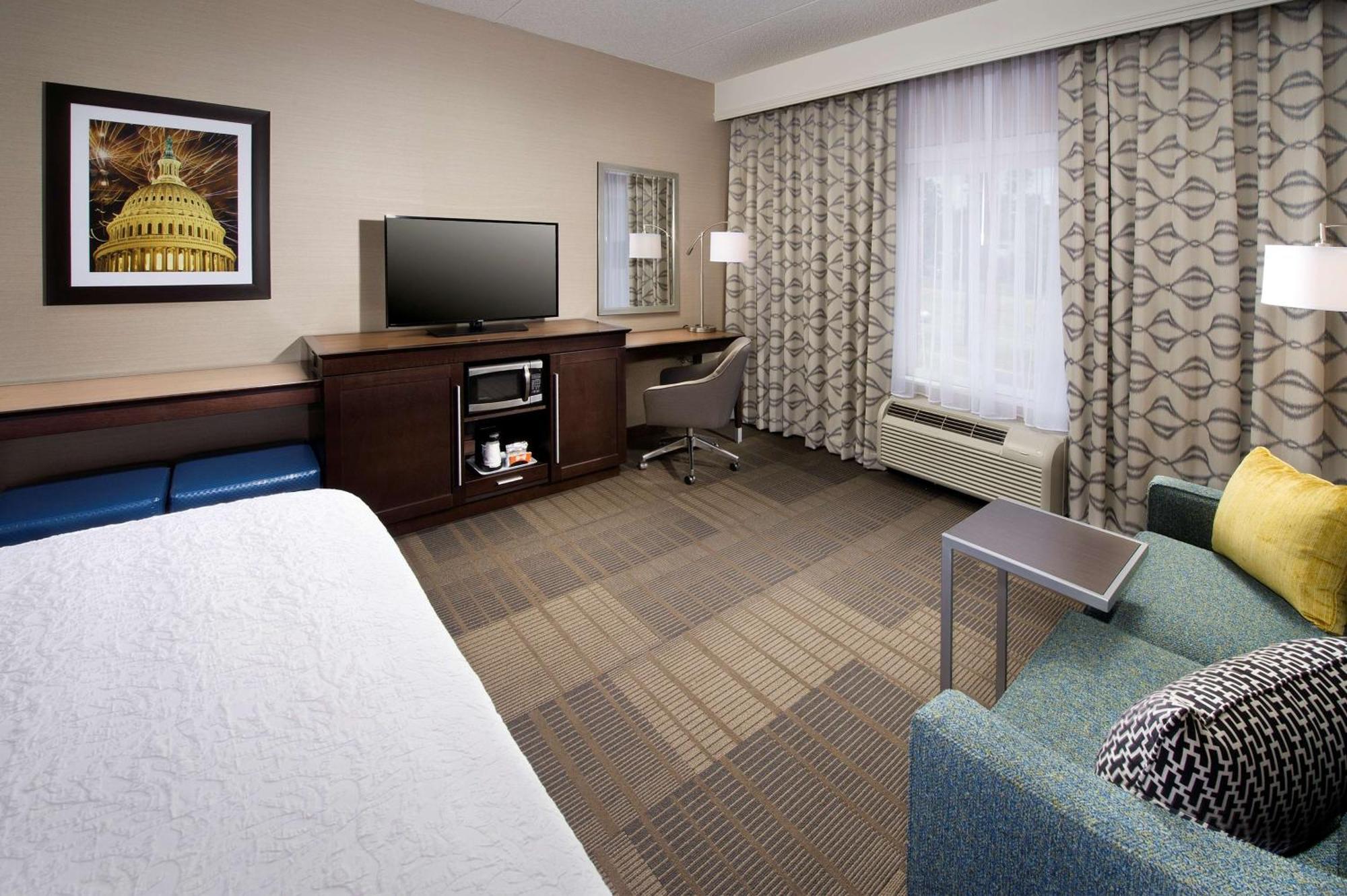 Hampton Inn & Suites Falls Church Exterior photo